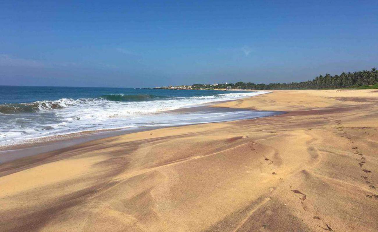 Фото Godawaya Beach с светлый песок поверхностью