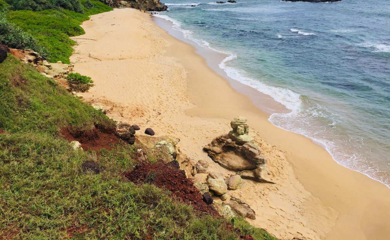 Фото Ussangoda Beach с светлый песок поверхностью