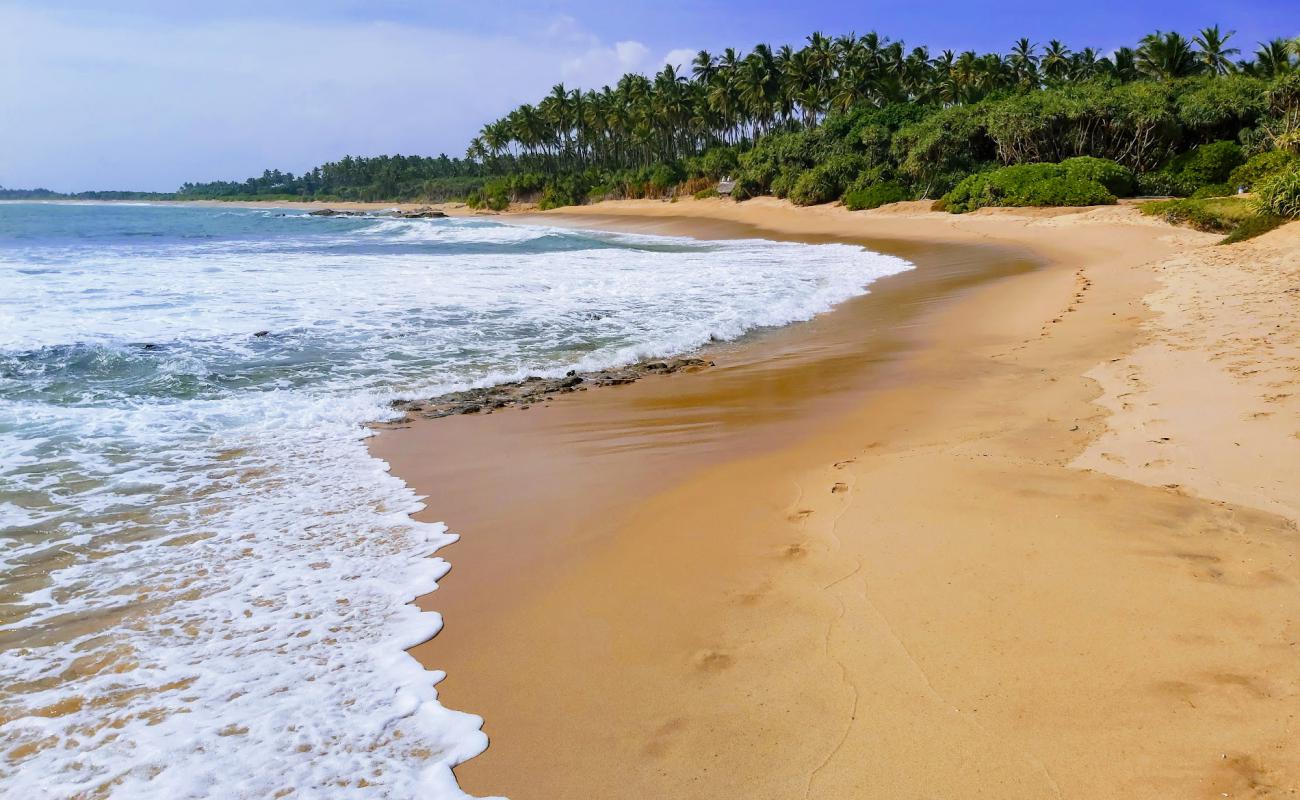 Фото Rekawa Beach с светлый песок поверхностью