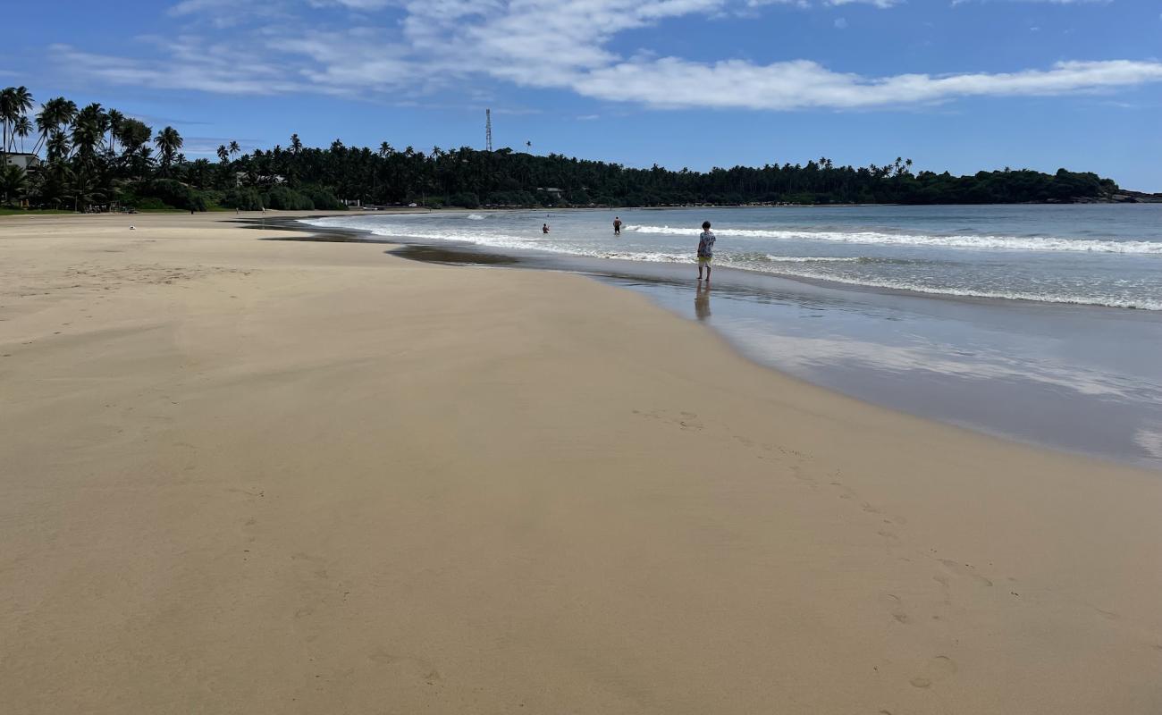 Фото Dickwella Beach с золотистый песок поверхностью