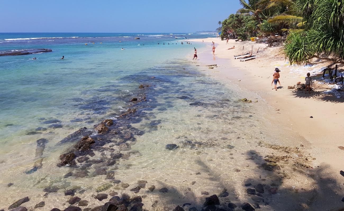 Фото Madiha Beach с песок с камнями поверхностью