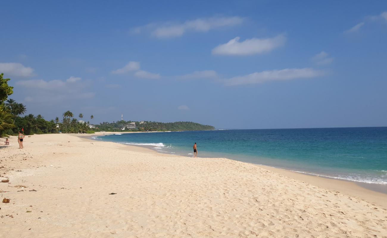 Фото Kamburugamuwa Beach с светлый песок поверхностью