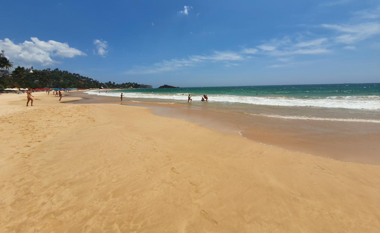 Фото Mirissa Beach с золотистый песок поверхностью