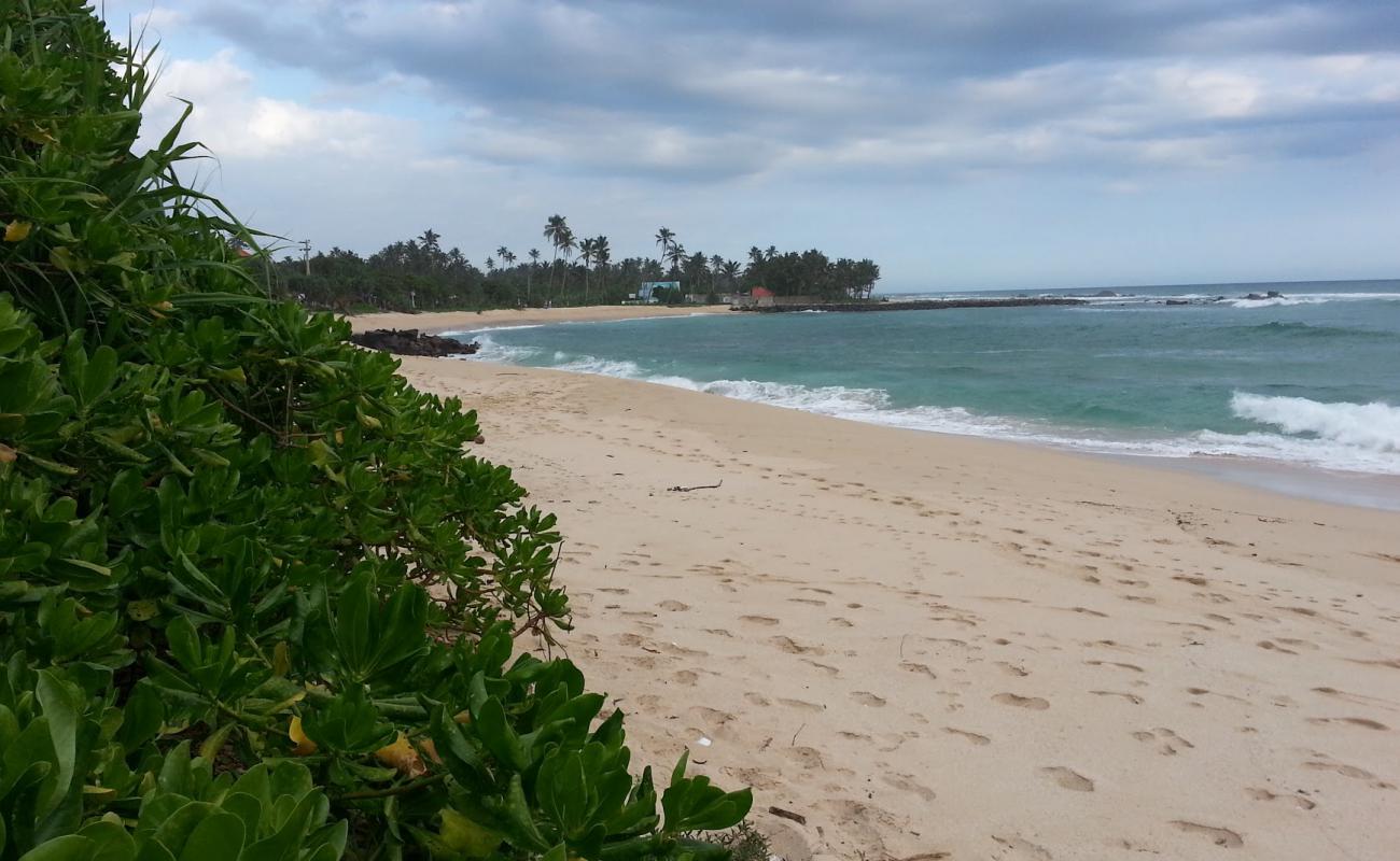 Фото Midigama Beach с светлый песок поверхностью