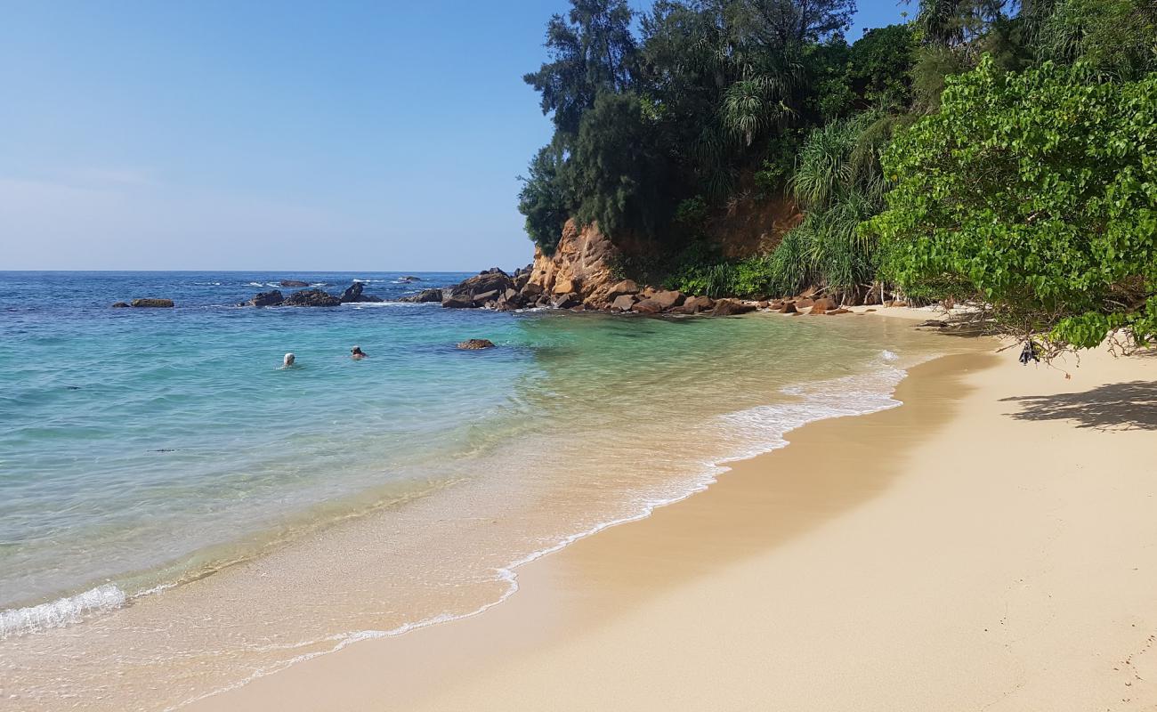 Фото Ahangama Kanda Beach с светлый песок поверхностью