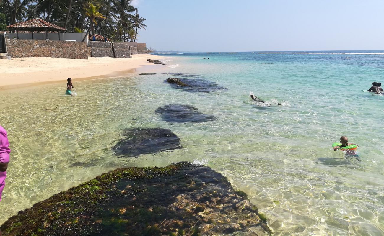 Фото Heenwella beach с песок с камнями поверхностью