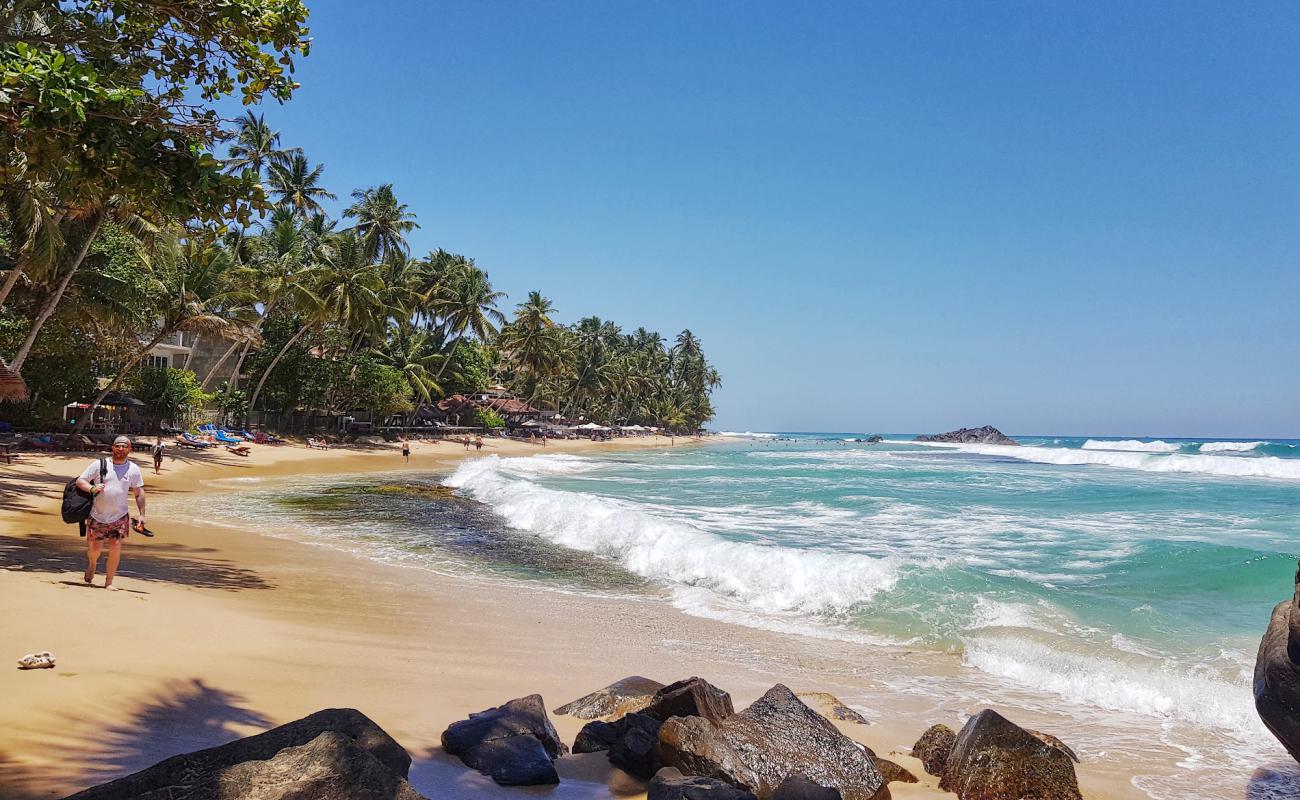 Фото Dalawella Beach с золотистый песок поверхностью