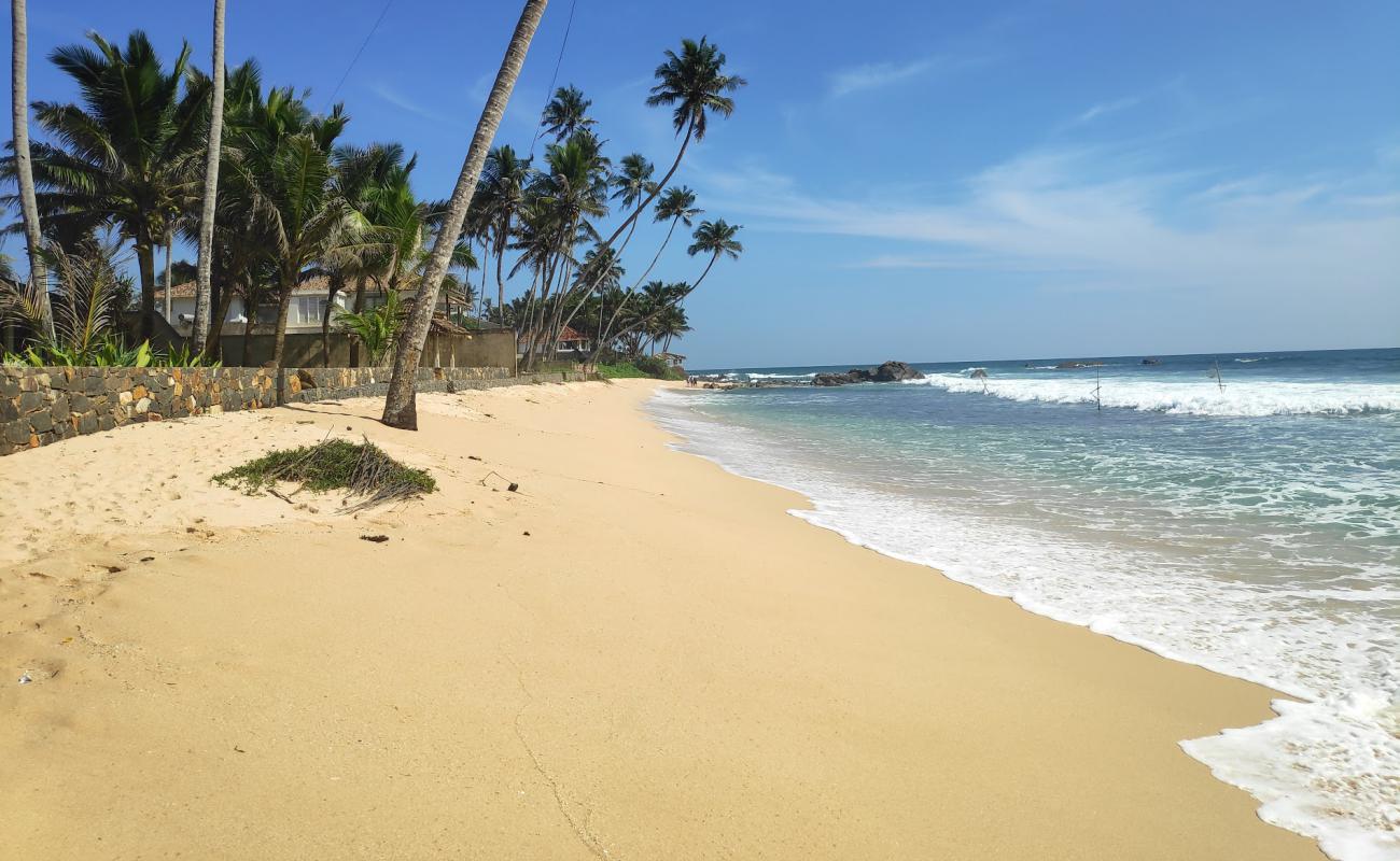 Фото Nagahawatta Beach с светлый песок поверхностью