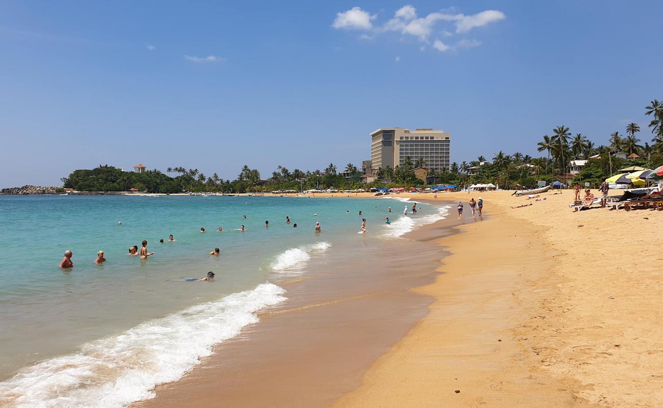 Фото Unawatuna Beach с светлый песок поверхностью