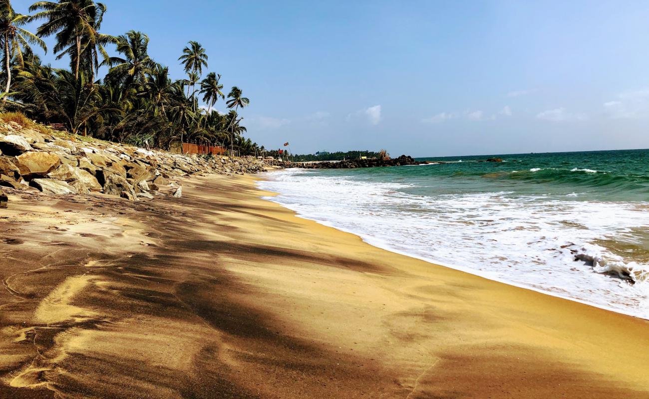 Фото Pitiwella Beach с светлый песок поверхностью