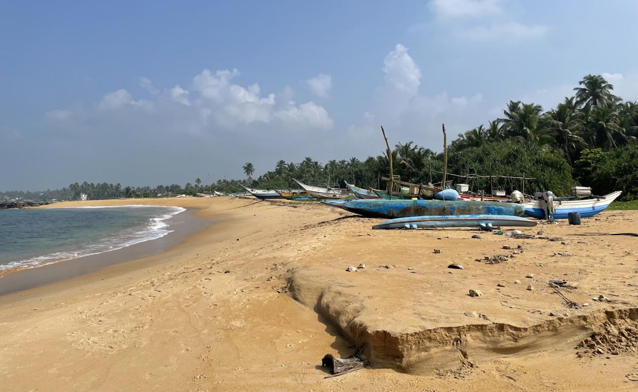 Фото Dodanduwa beach с светлый песок поверхностью