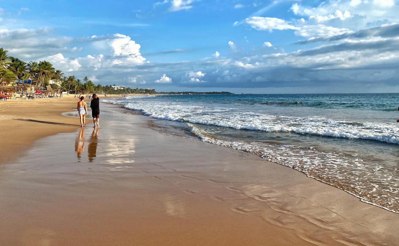 Фото Narigama Beach с светлый песок поверхностью