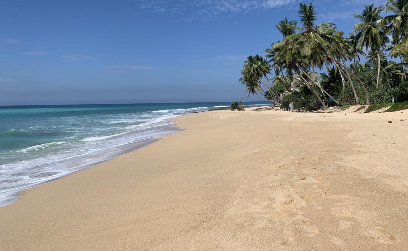 Фото Akurala Beach с светлый песок поверхностью