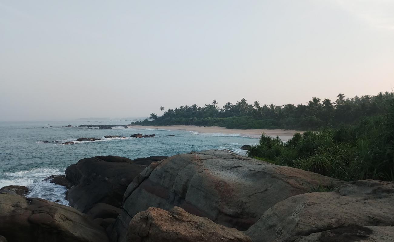 Фото Migettuwaththa Beach с золотой ракушечник поверхностью