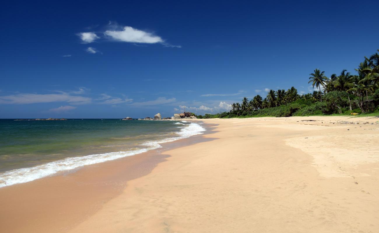 Фото Balapitiya Beach с светлый песок поверхностью