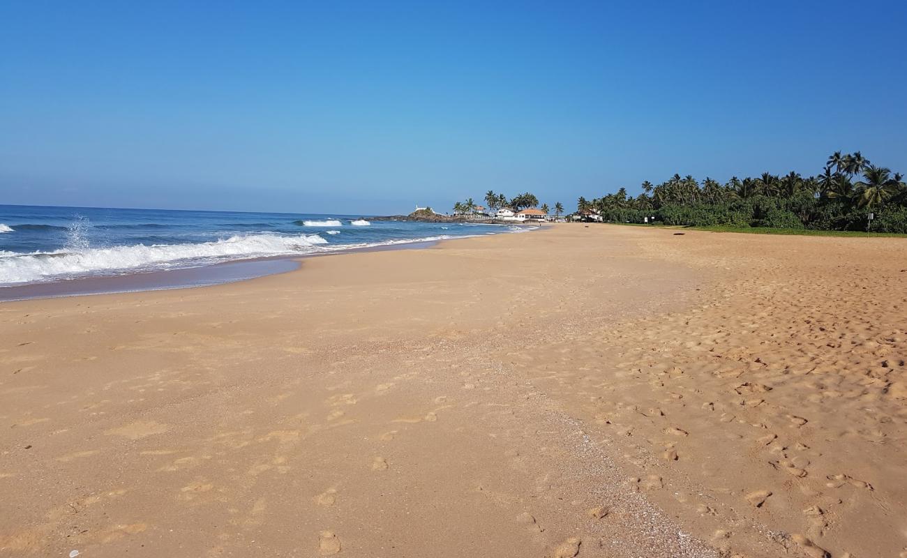 Фото Ahungalla Beach с светлый песок поверхностью