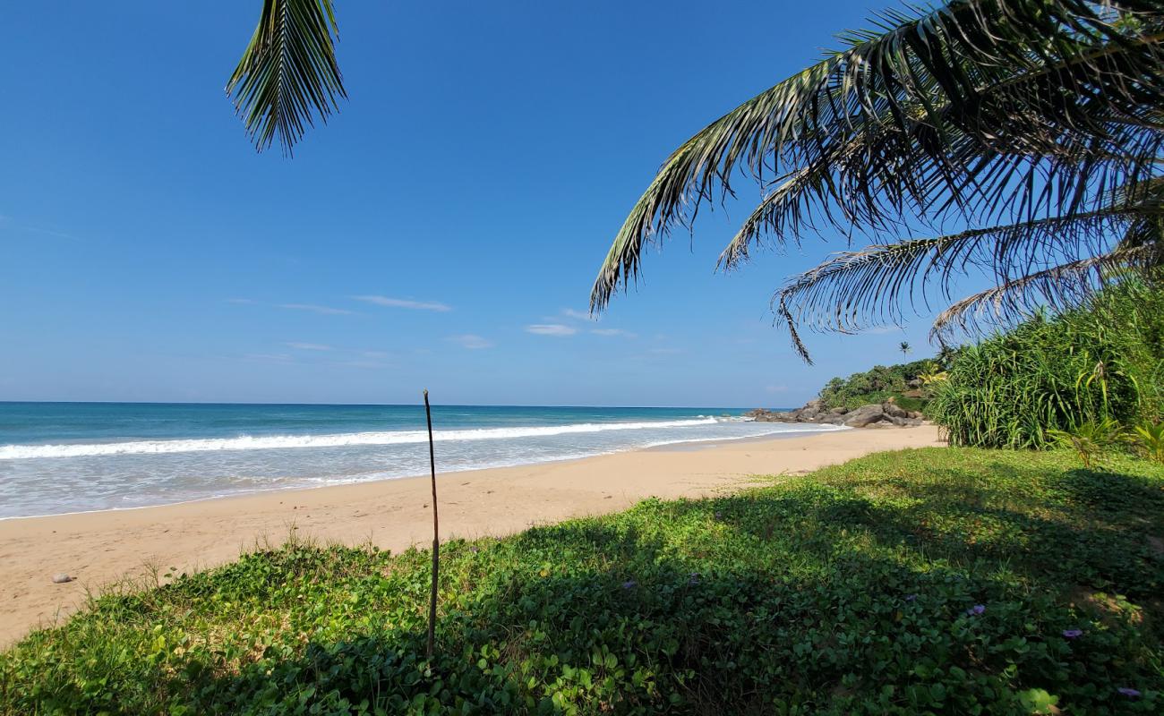 Фото Kosgoda Beach с светлый песок поверхностью