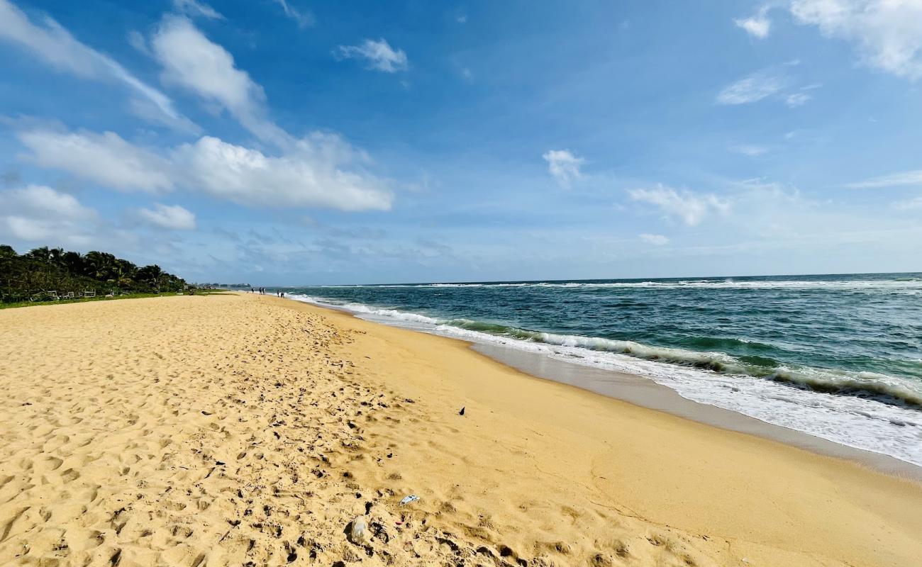 Фото Mount Laviniya Beach с светлый песок поверхностью