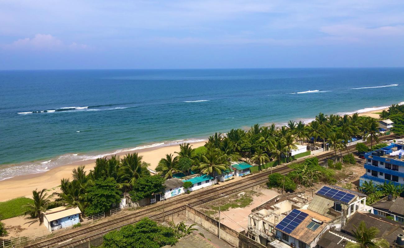 Фото Dehiwala Beach с светлый песок поверхностью