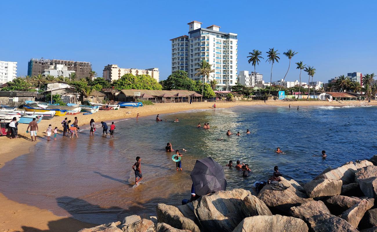 Фото Wellawatte Beach с светлый песок поверхностью