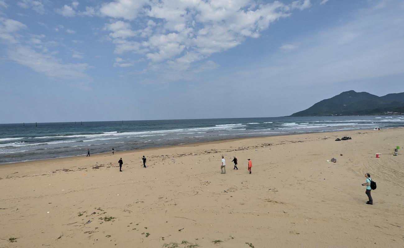 Фото Yanliao Beach с светлый песок поверхностью