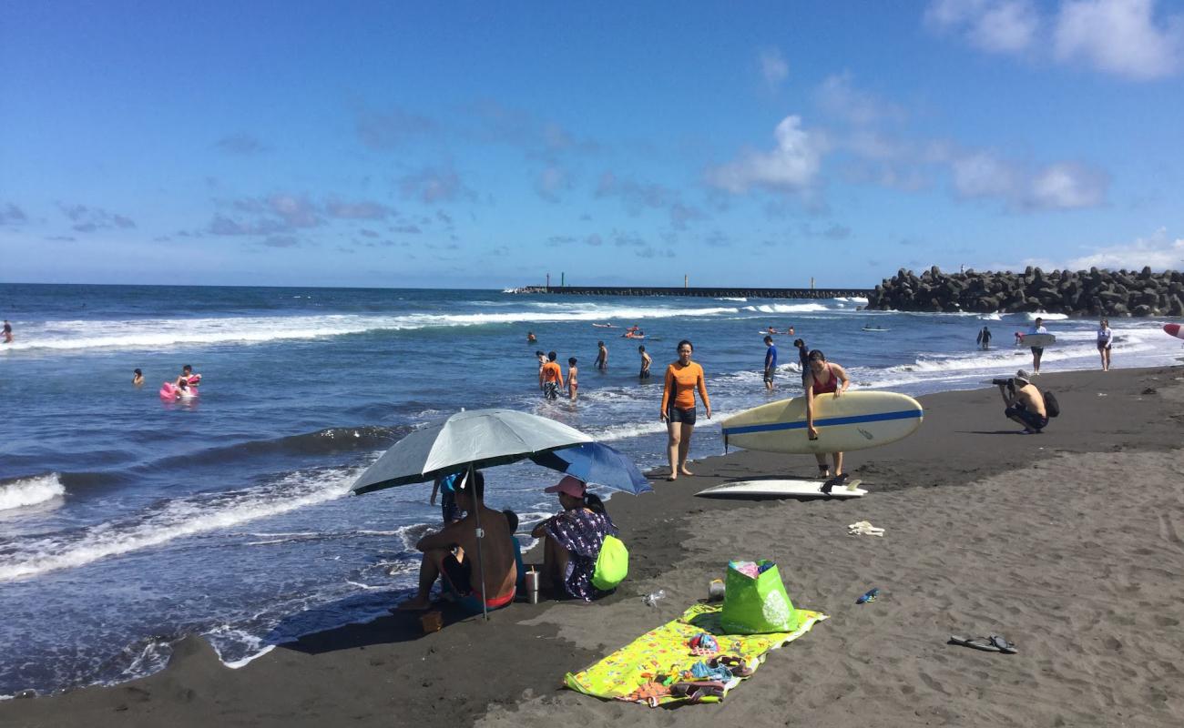 Фото Waiao Beach с серый песок поверхностью