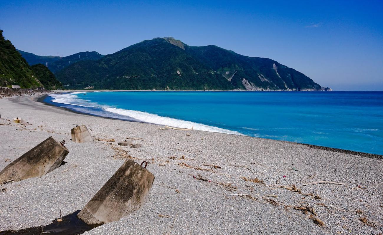 Фото Dongao Beach с серая чистая галька поверхностью