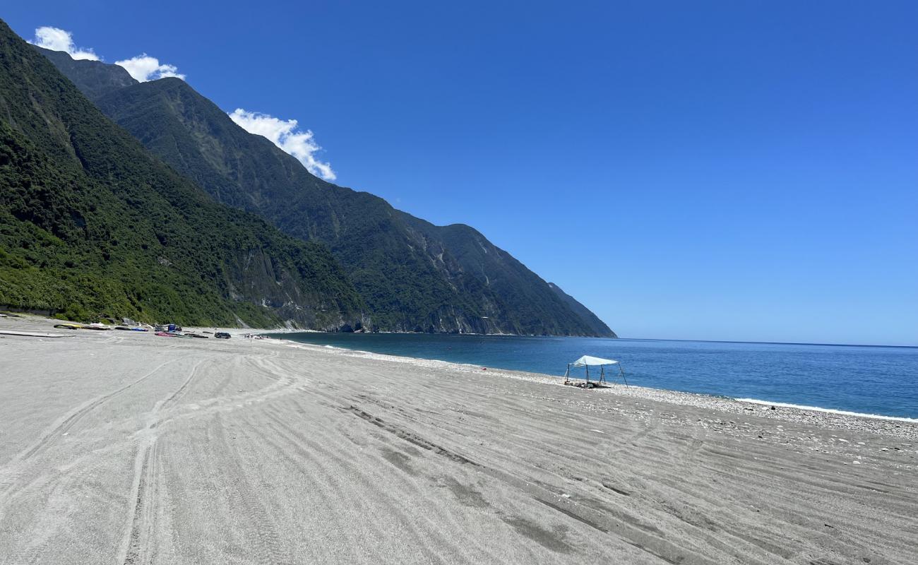 Фото Chongde Gravel Beach с песок с галькой поверхностью