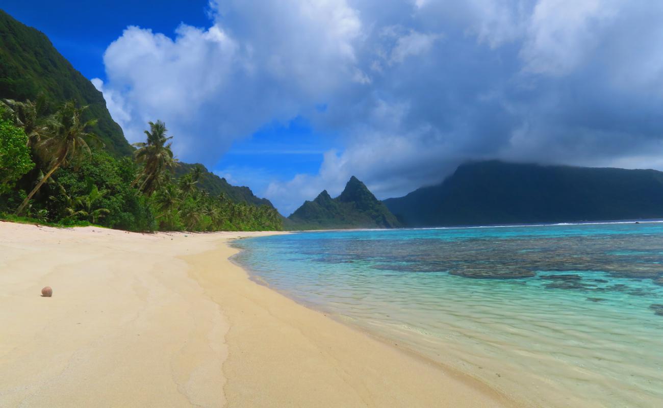 Фото Ofu Beach с светлый песок поверхностью