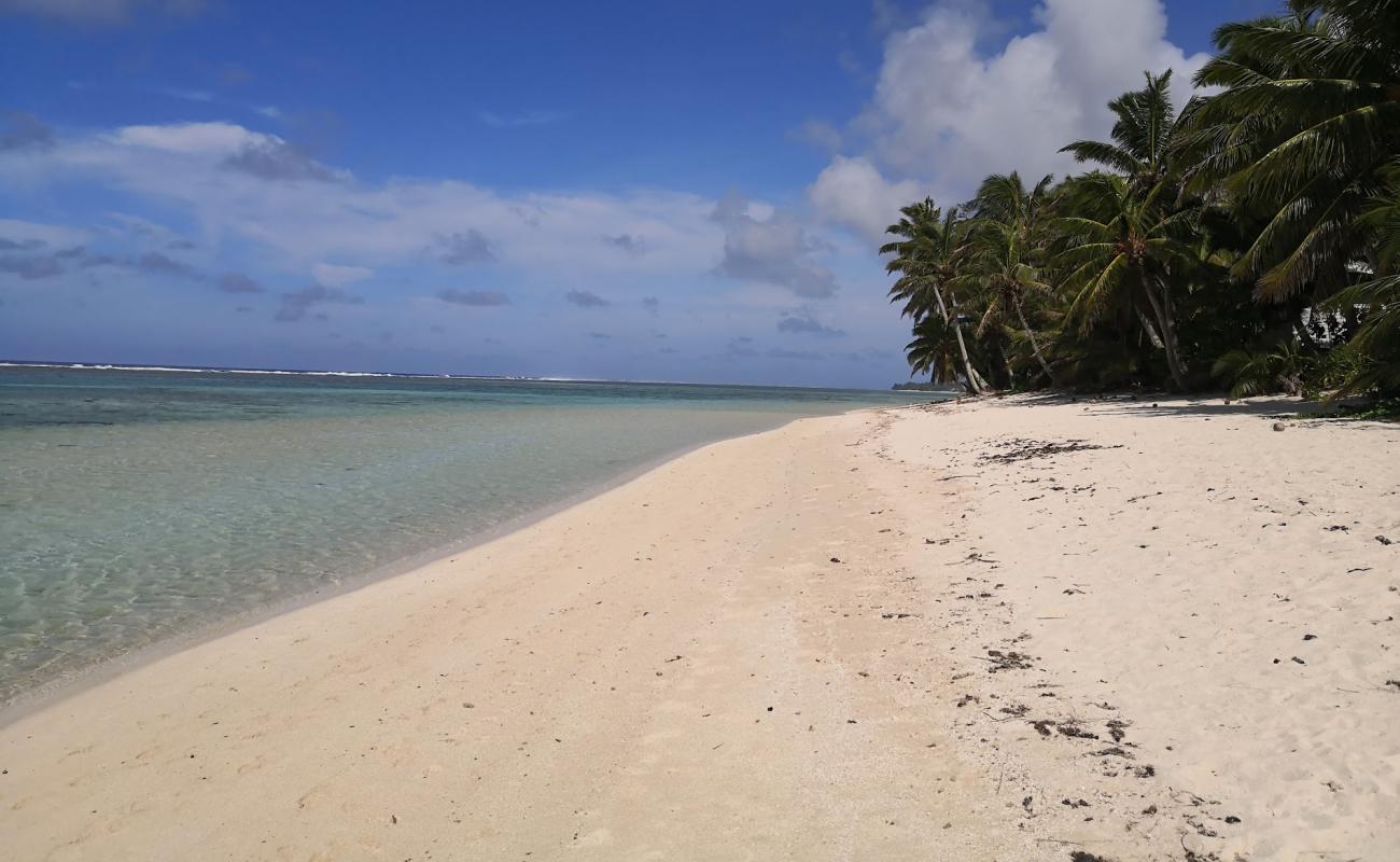 Фото Titikaveka Beach с золотистый песок поверхностью