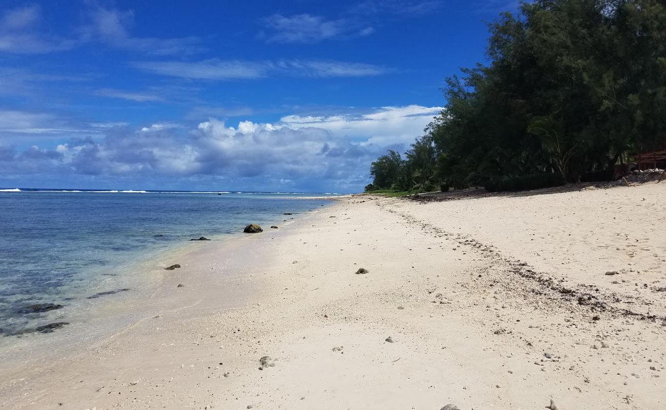 Фото Manuia Beach с светлый песок поверхностью