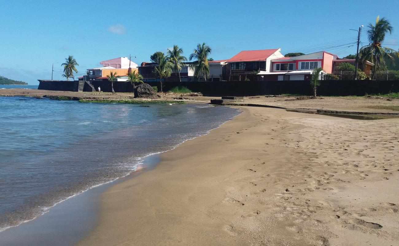 Фото Playa Los Banos с серый песок поверхностью