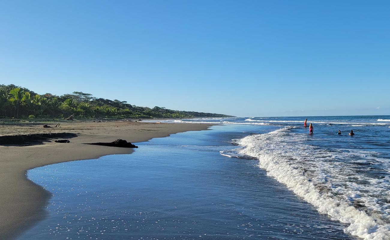 Фото Playa Cahuita с золотистый песок поверхностью