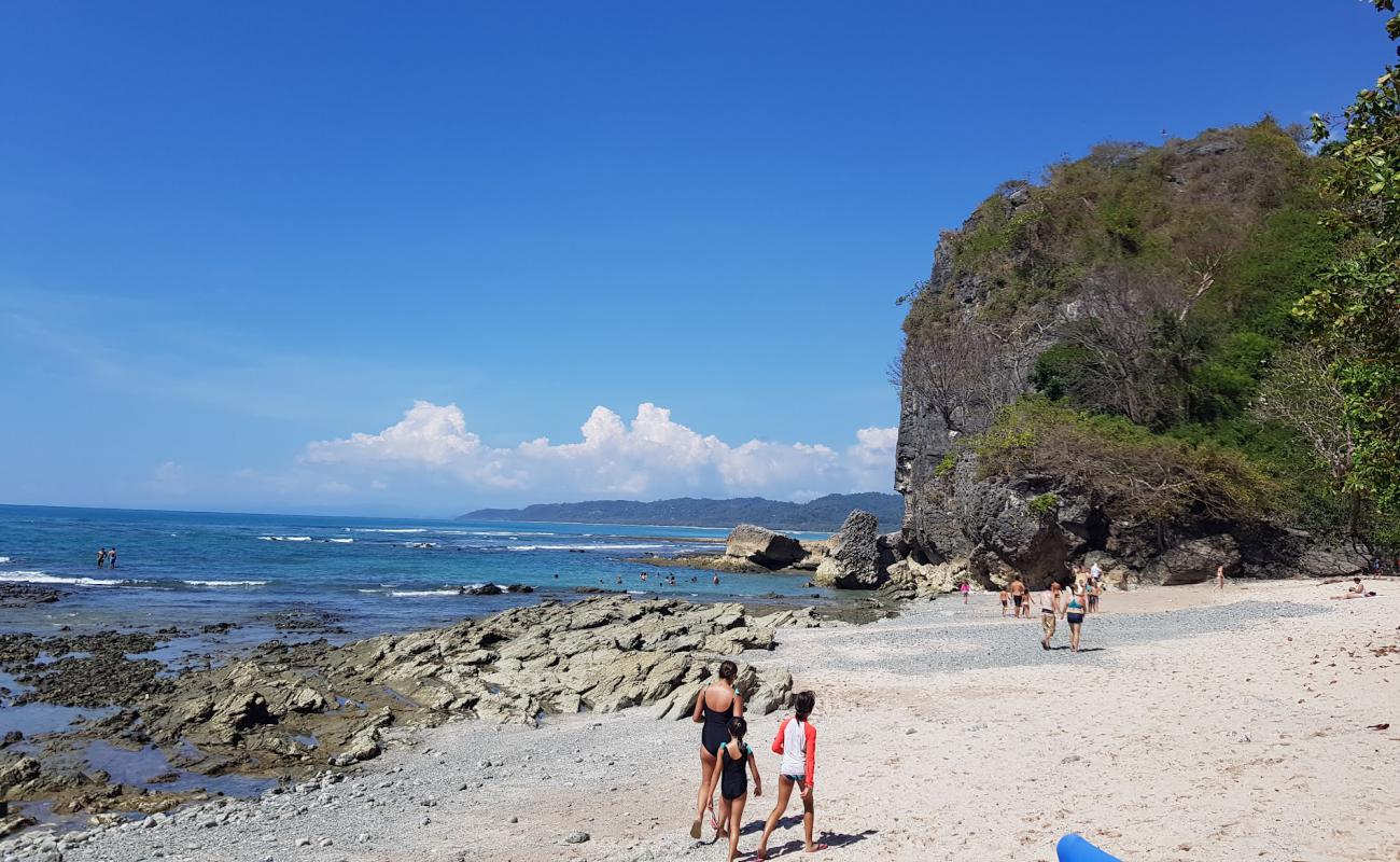 Фото Playa Cuevas с песок с камнями поверхностью