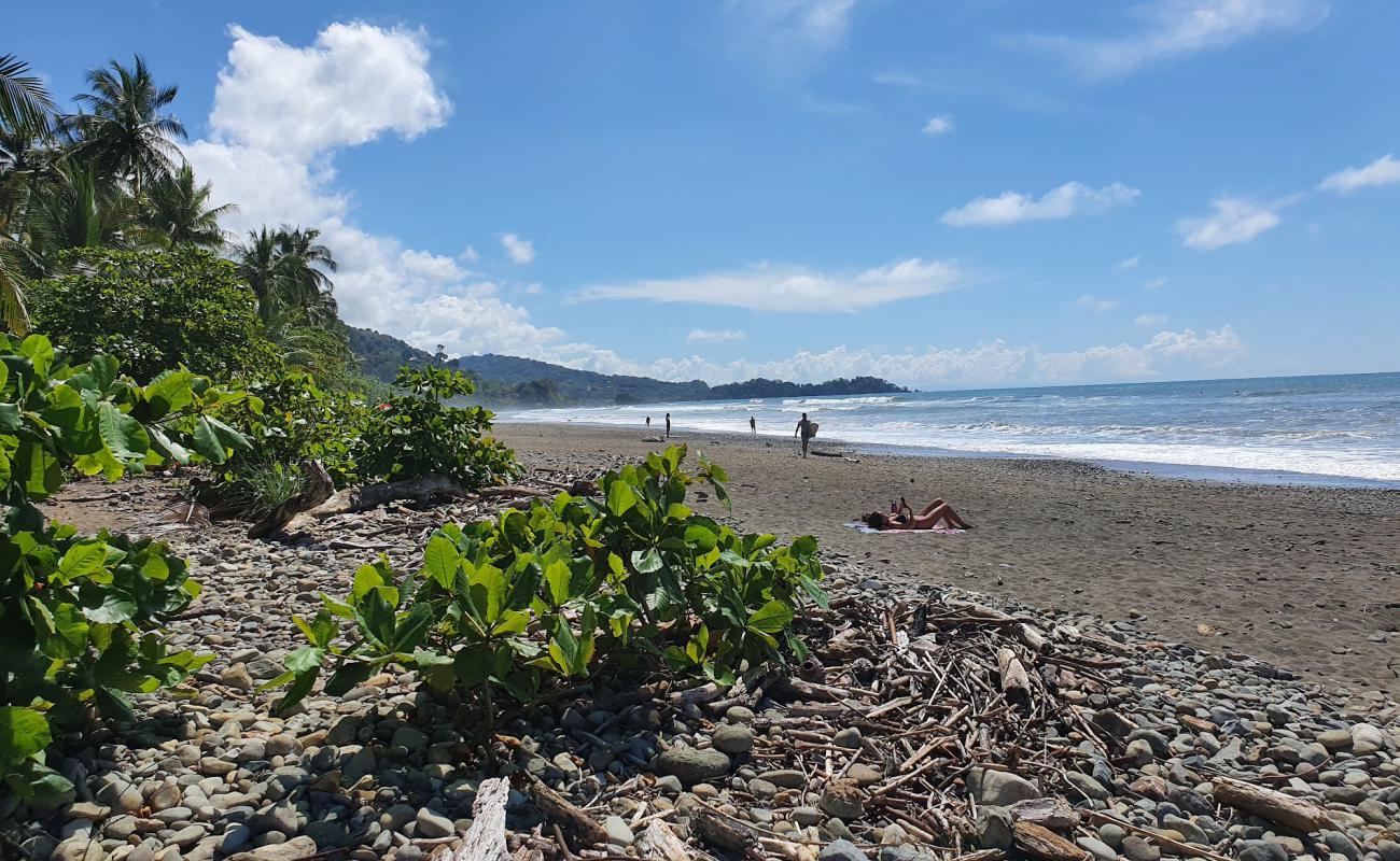 Фото Playa Dominical с песок с камнями поверхностью