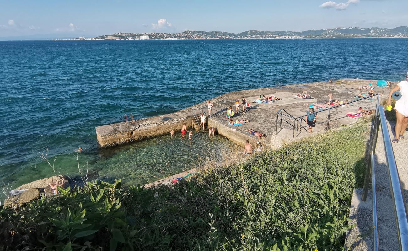 Фото Crveni Vrh beach с бетон поверхностью