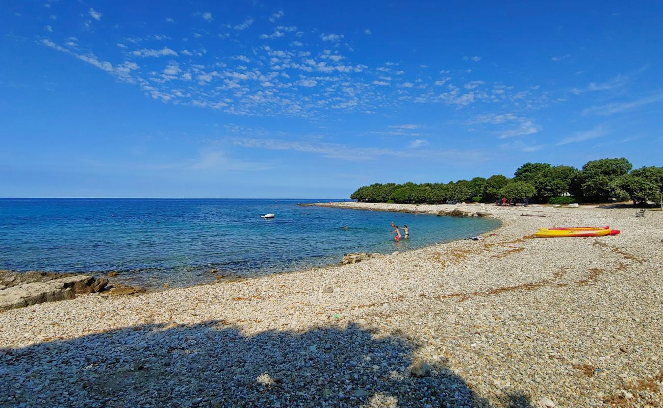 Фото Mon Perin beach с светлая галька поверхностью