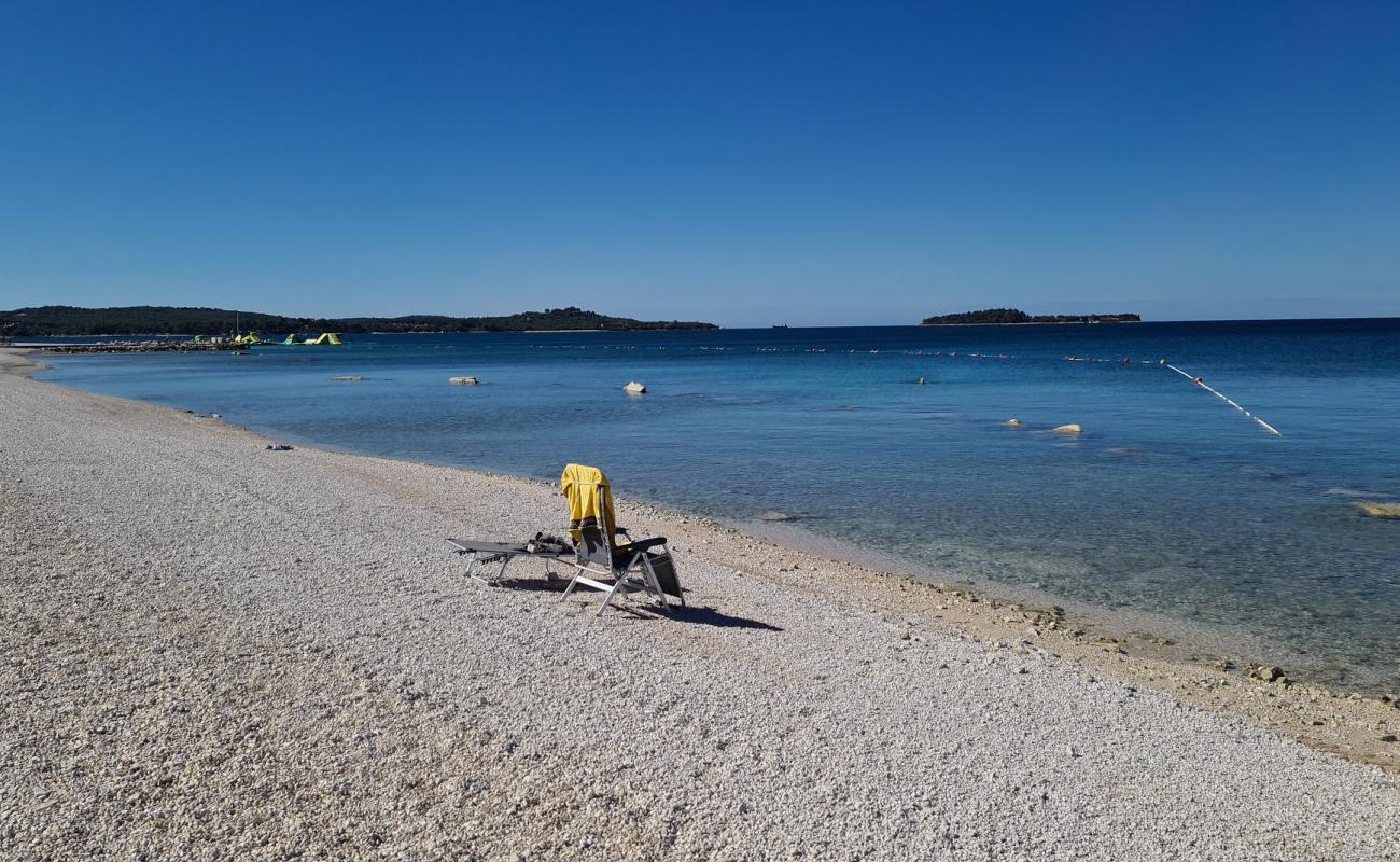 Фото Bi Village beach с белая чистая галька поверхностью