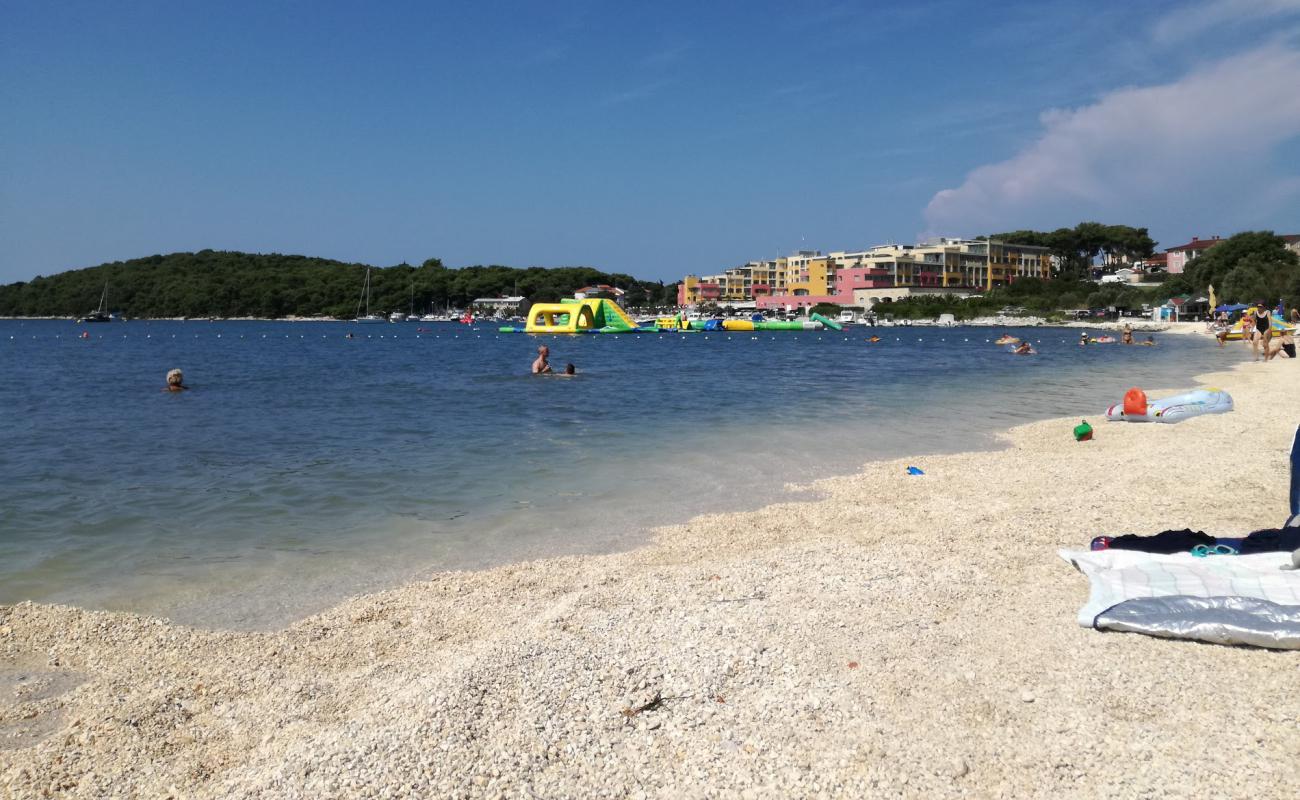 Фото Banjole beach с белая чистая галька поверхностью