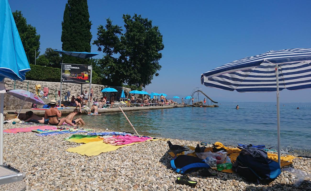 Фото Tomasevac beach с белая чистая галька поверхностью