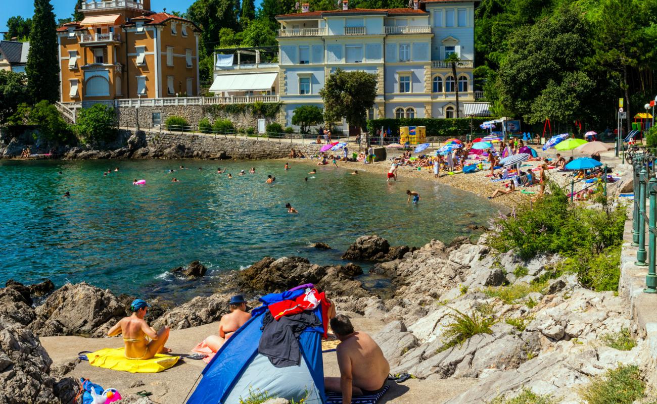 Фото Volosko beach с серая чистая галька поверхностью