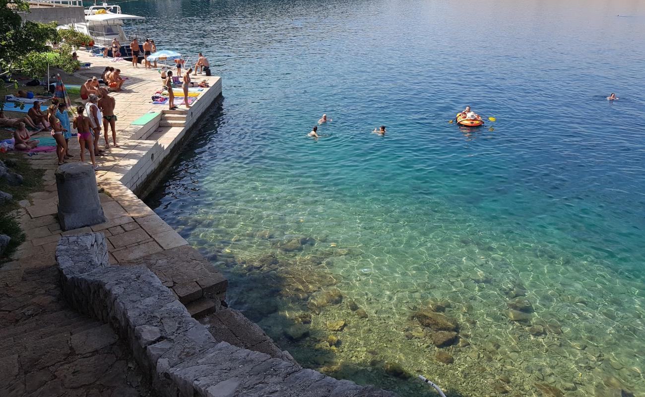 Фото Jadranovo beach с белая чистая галька поверхностью