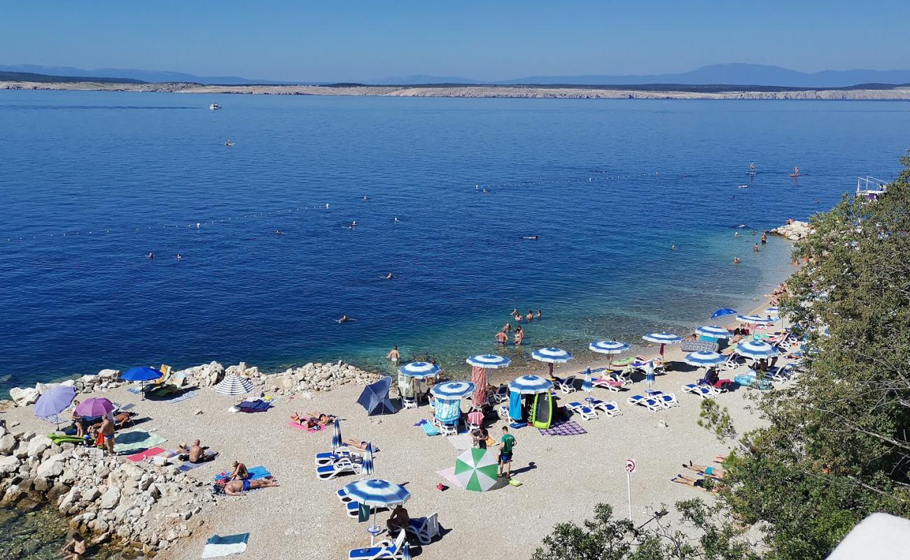 Фото Omorika beach II с белая чистая галька поверхностью