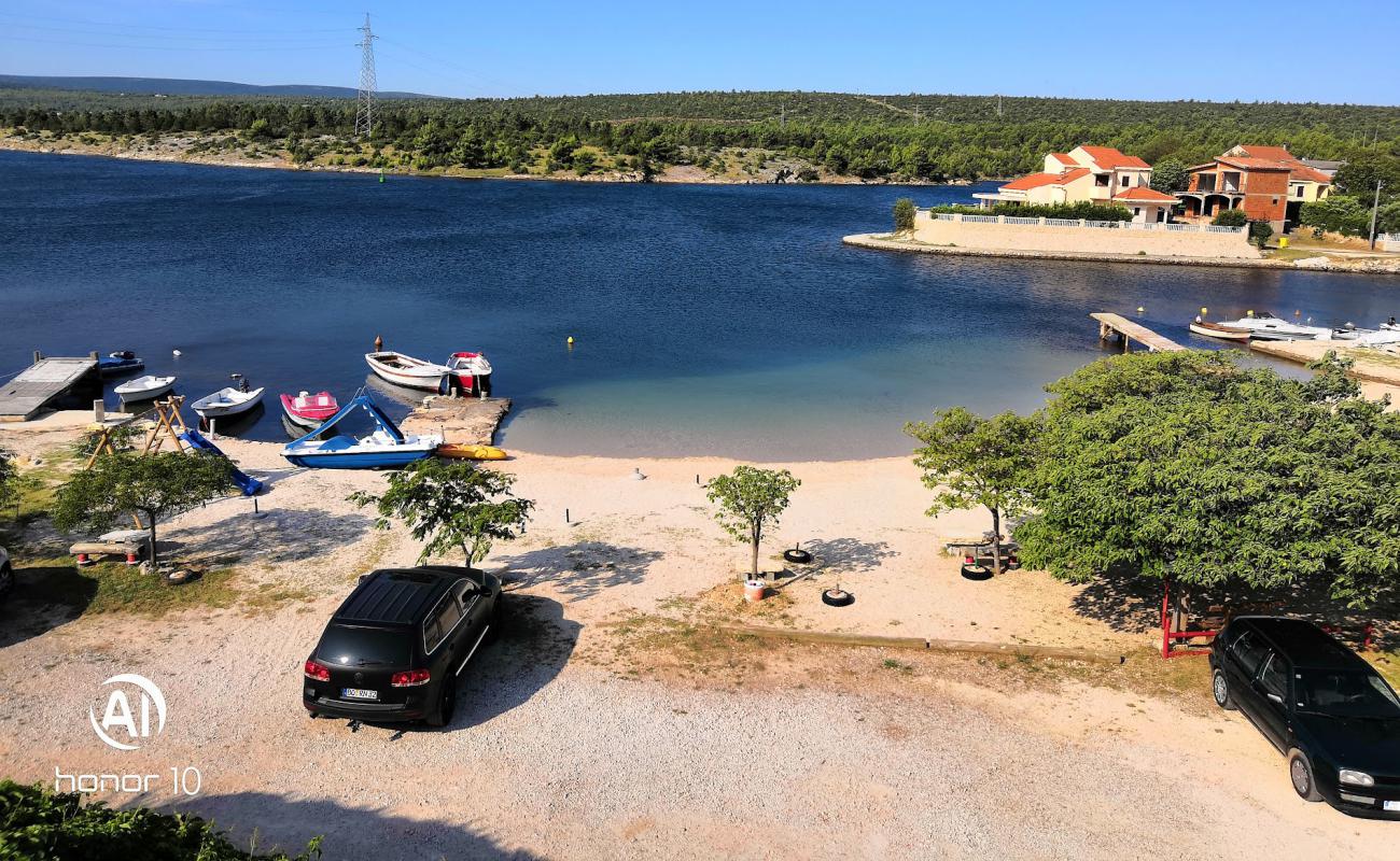 Фото Ribnica beach с белая чистая галька поверхностью