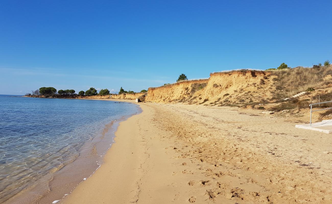 Фото Bilotinjak beach с золотистый песок поверхностью