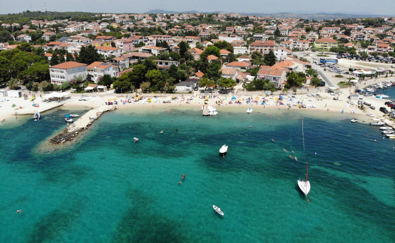 Фото Pakostane beach с белая чистая галька поверхностью