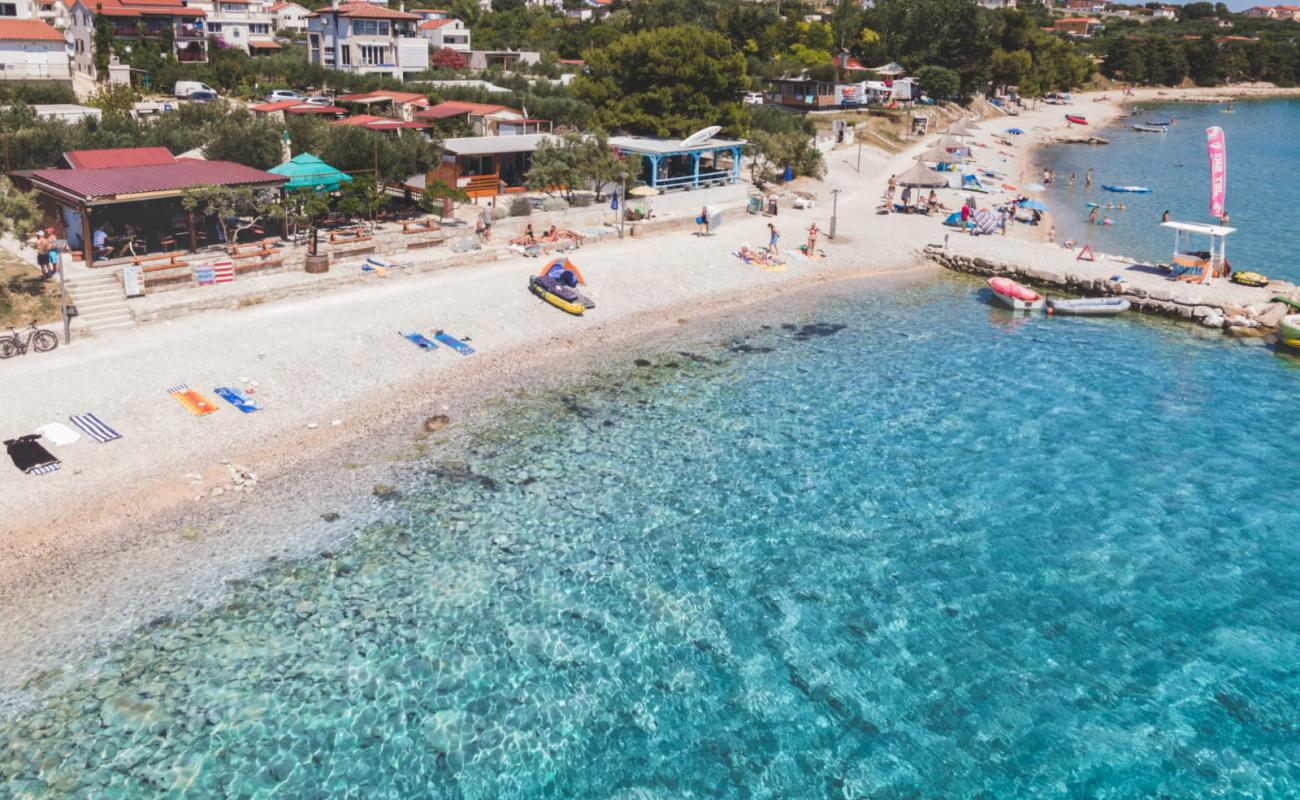 Фото Pakostane beach II с белая чистая галька поверхностью