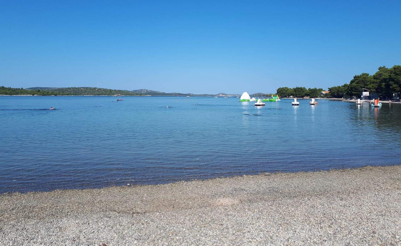 Фото Pirovac beach с белая чистая галька поверхностью