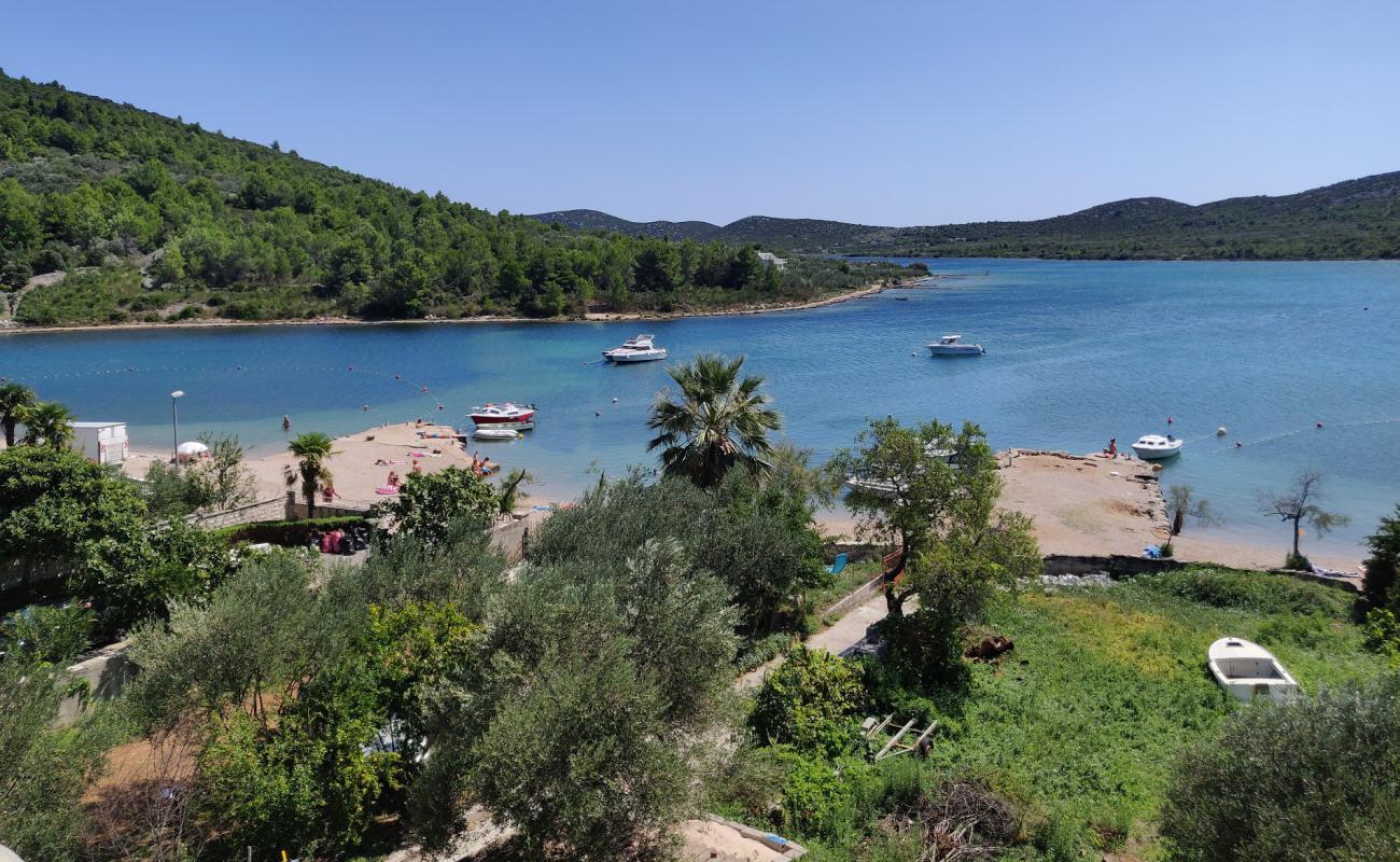 Фото Pirovac II beach с белая чистая галька поверхностью