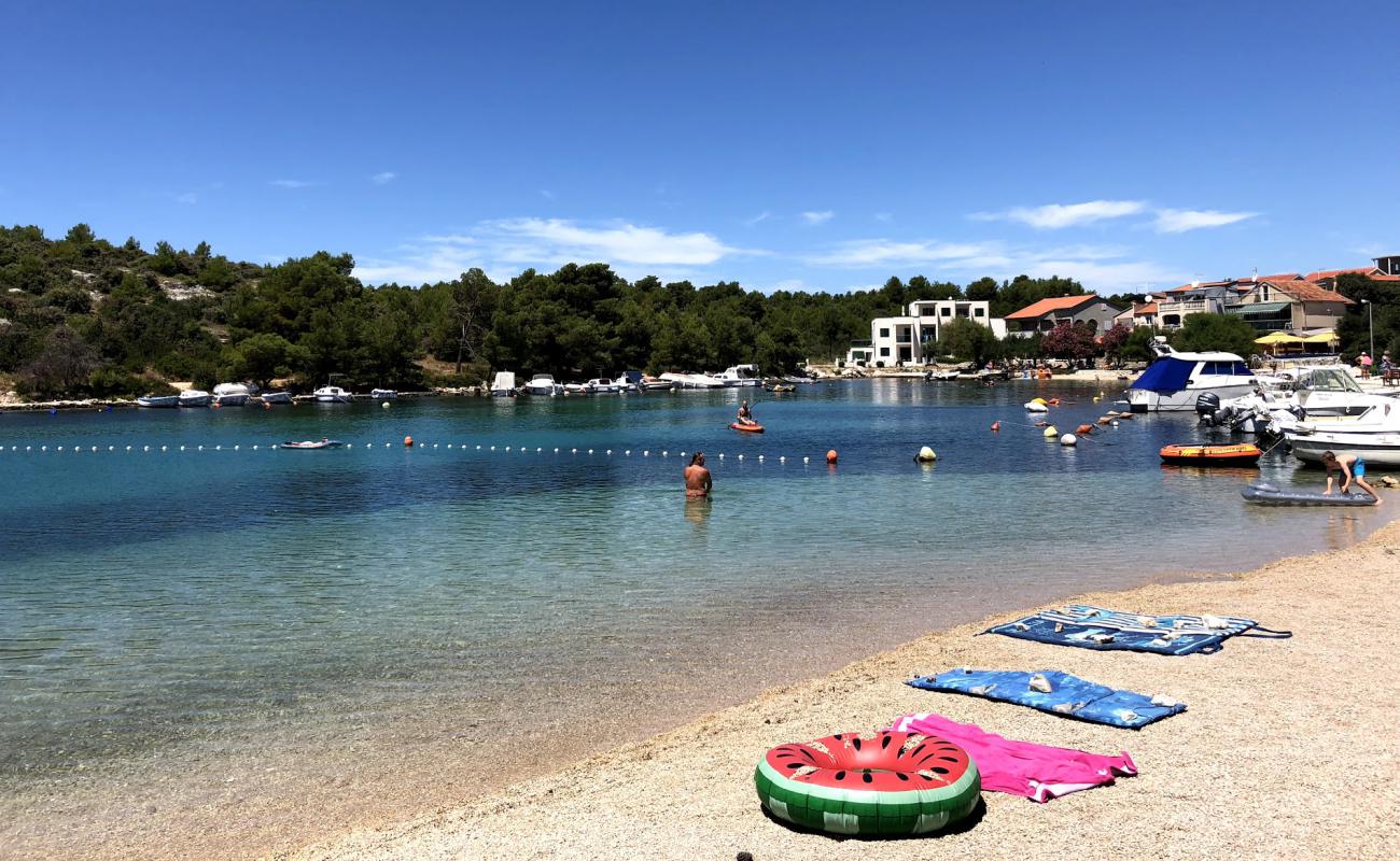 Фото Galesnica beach с белая чистая галька поверхностью